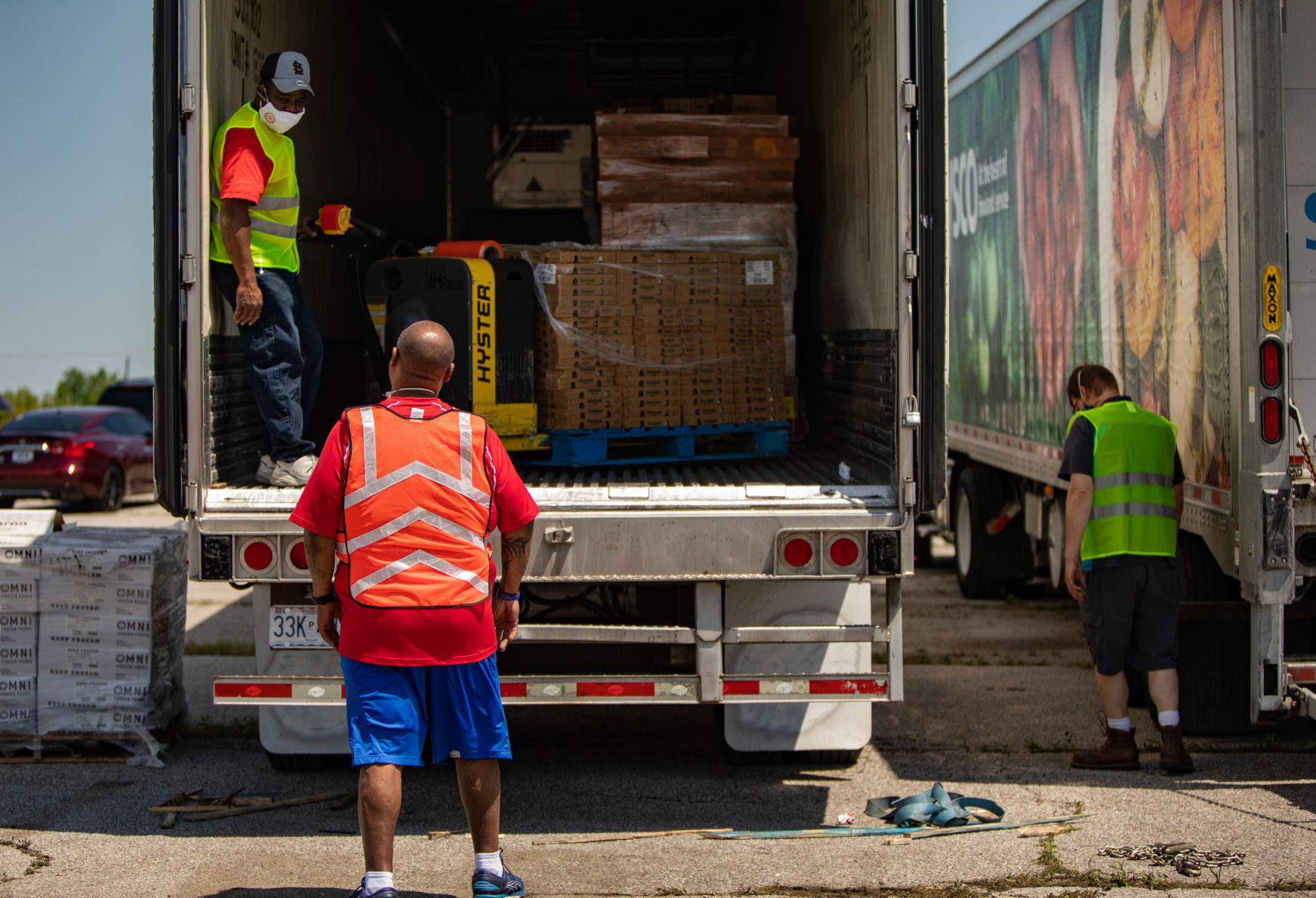 St. Louis region holds largest food distribution for thousands in need